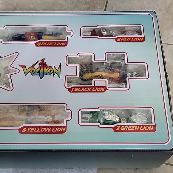 Voltron 30th Anniversary  Collector's Set - Picture 7 of 10